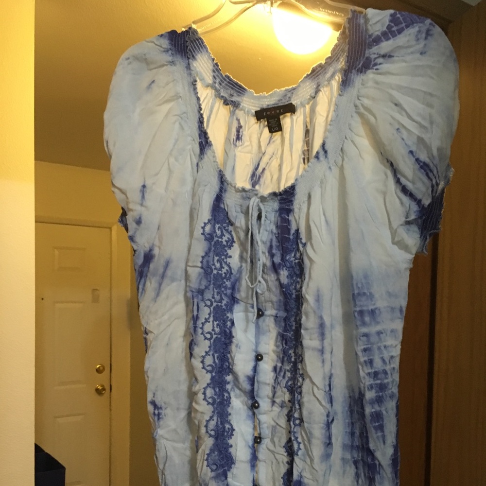 Short sleeve top with design next to buttons